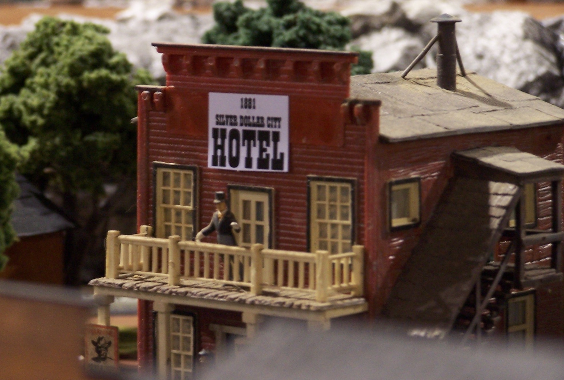 The name of the hotel says it all - "Silver 
          Dollar City".