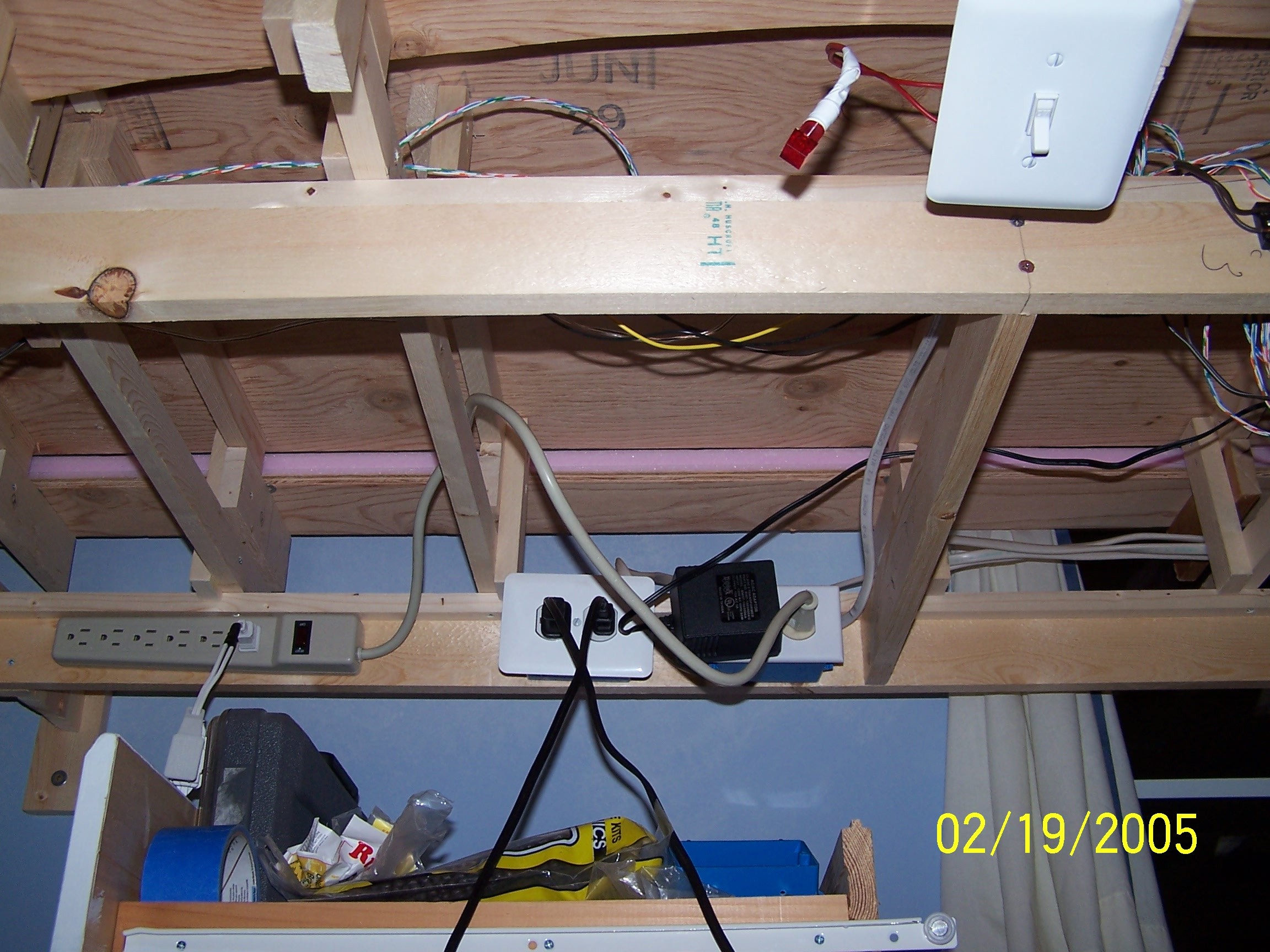 Picture of the power hookups under the benchwork
